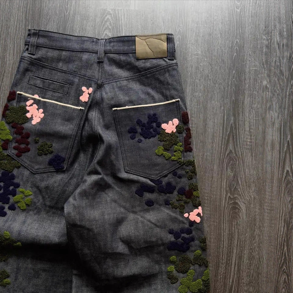 Vaqueros con bordado floral
