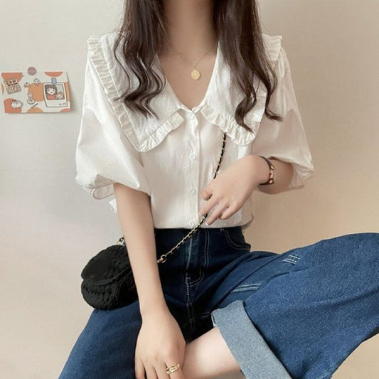 Blusa de mujer de manga corta con mangas abullonadas.